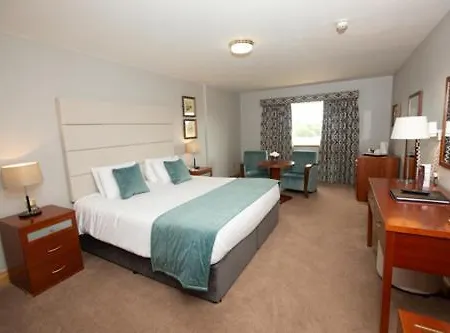 Four Seasons & Leisure Club Hotel