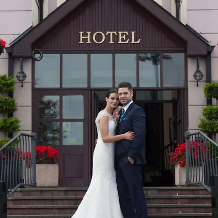 Отель Four Seasons & Leisure Club