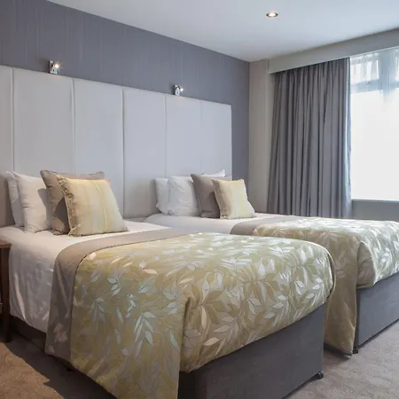 Отель Four Seasons & Leisure Club