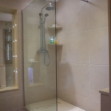 Four Seasons & Leisure Club Отель Монахан