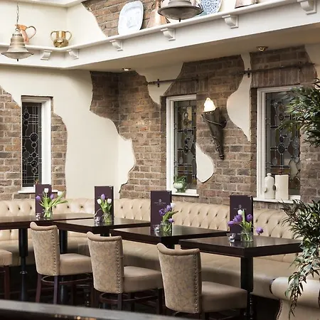 Отель Four Seasons & Leisure Club