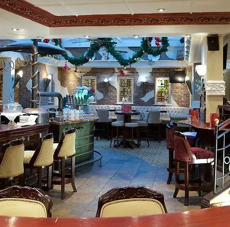 Отель Four Seasons & Leisure Club