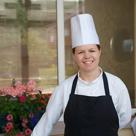 מלון Four Seasons & Leisure Club