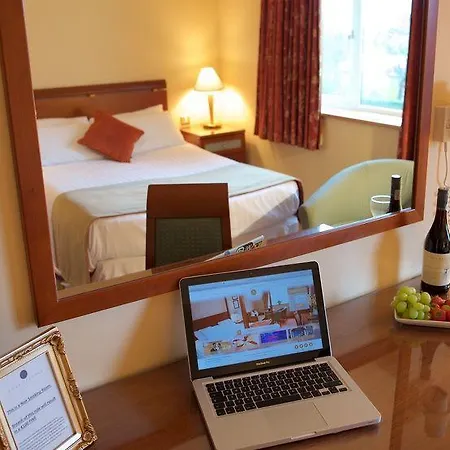 Отель Four Seasons & Leisure Club