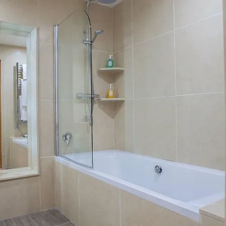 Four Seasons & Leisure Club Hotel 4*