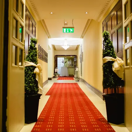 Four Seasons & Leisure Club Hotel