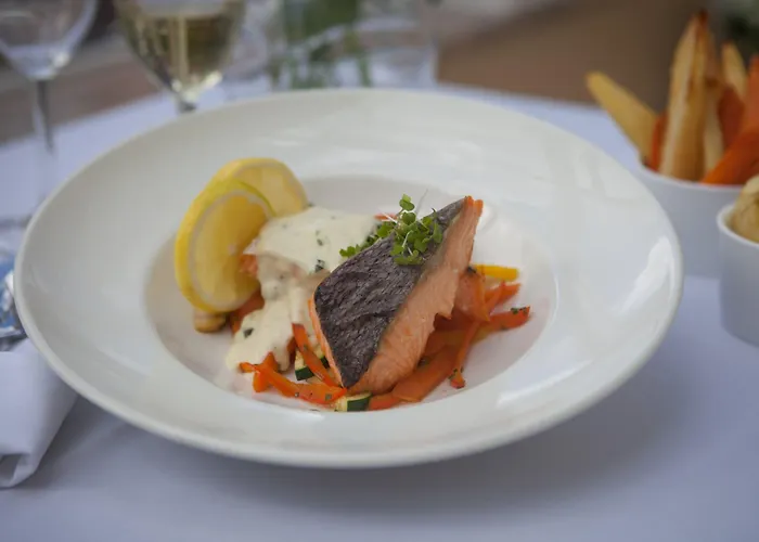 Four Seasons & Leisure Club Hotel 4*