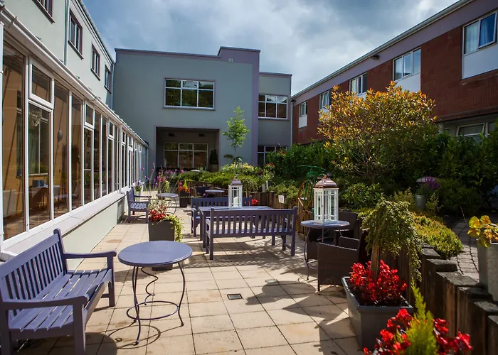 Four Seasons & Leisure Club Hotel